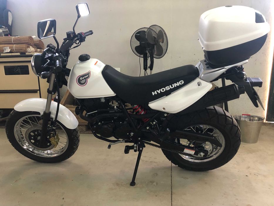 Hyosung Karion 125cc Moto, com compartimento de arrumacao traseiro