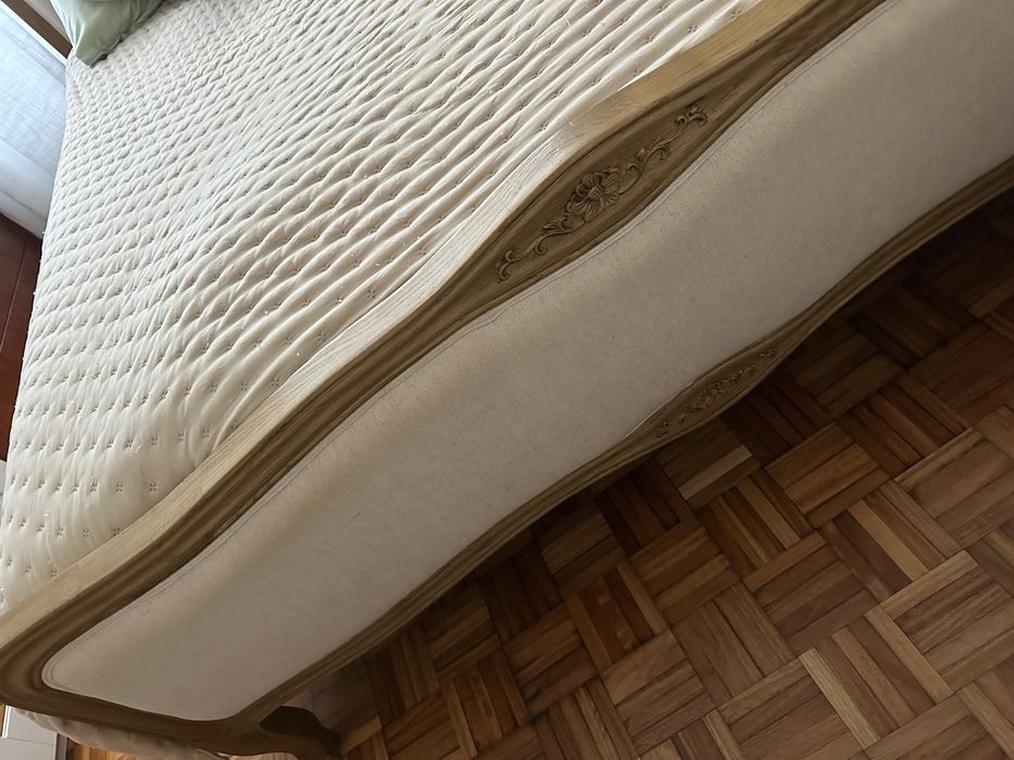 Cama de casal de madeira e forrada a Linho