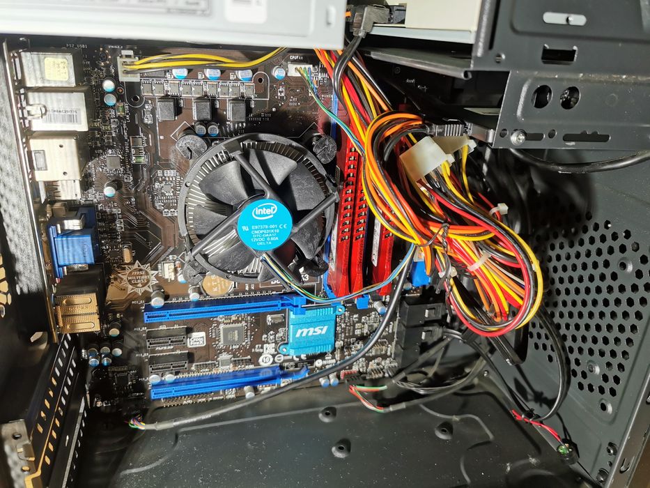 Komputer + monitor + klaw + mysz (Windows 11, 12 GB RAM, SSD 480GB)