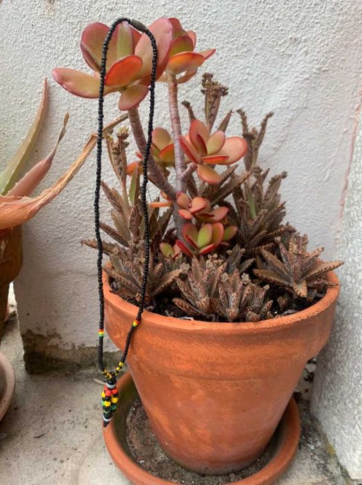 Colar missangas pingente amarelo/verde/vermelho Artesanal Jamaica Novo