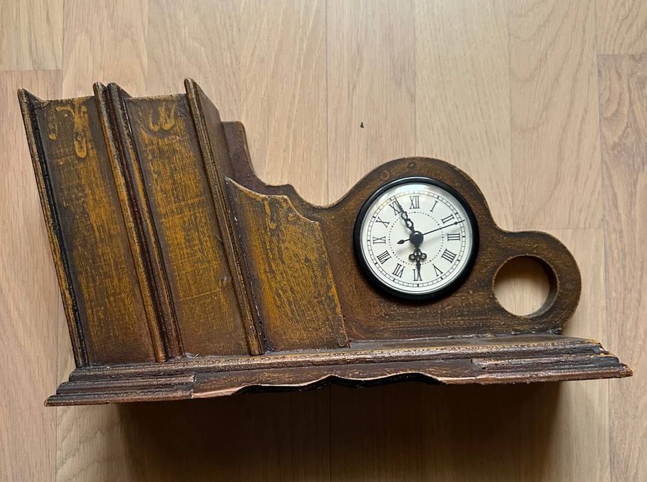 Декоративна підставка з годинником на стіл