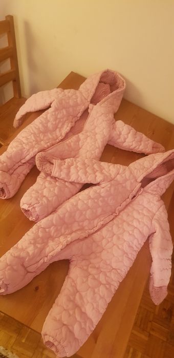 dwa kombinezony zimowe dla bliźniaczek