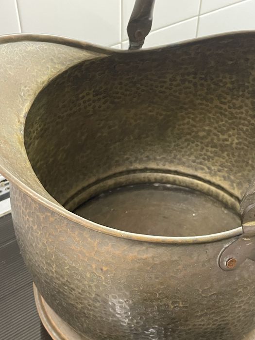 Panela em liga de cobre e latão martelado