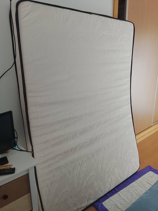 Cama de casal em ferro lacada a branco com colchão