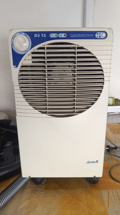 Desumidificador Junex DJ12 portátil e branco.