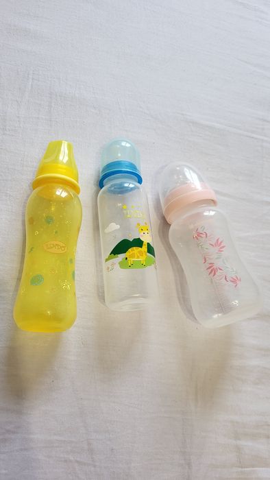 Деякі дитячі речі. Термометр для ванни. Пляшечки. Пустушка.