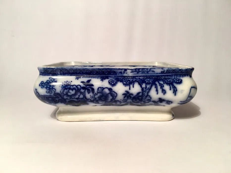 SABONETEIRA - antiga - motivos naturalistas em branco e azul