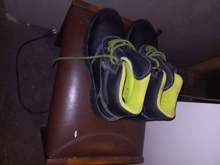 Buty robocze z noskami.