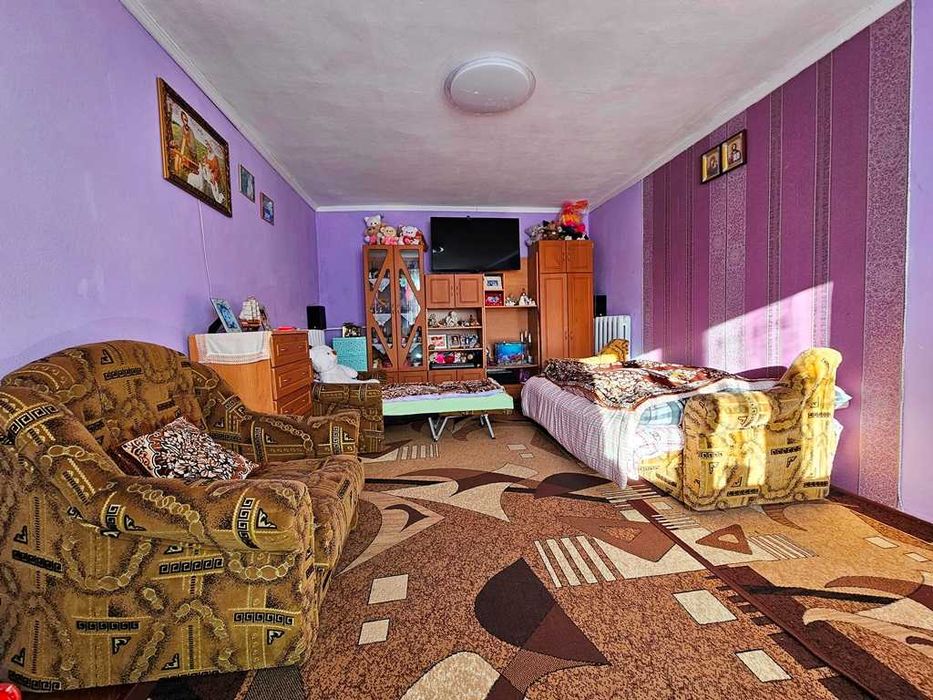 Продається добротний цегляний будинок з гаражем та літньою кухнею...