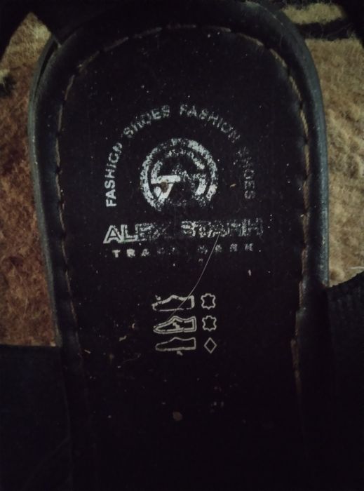 Шкіряні сандалі.    .
