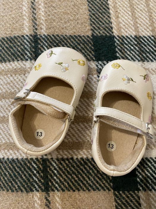 Взуття для дівчинки