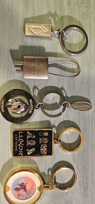 Брелоки металеві брелки  для ключів сувеніри з різних країн