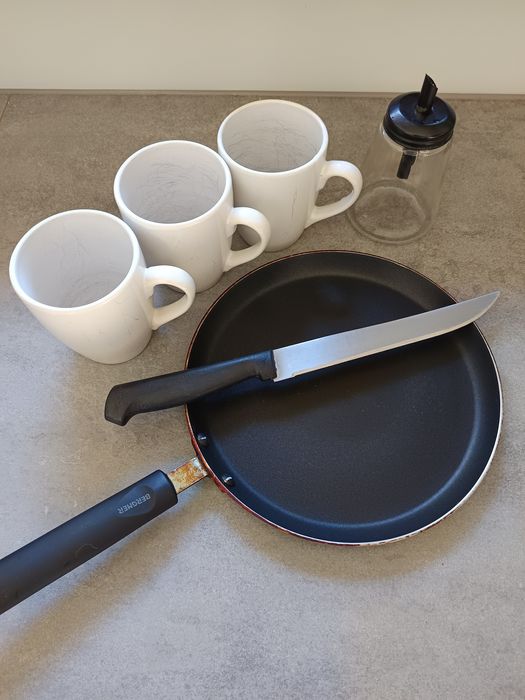 Kubki cukiernica nóż i patelnia.