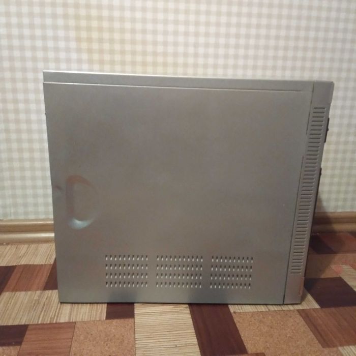 Корпус комп'ютера з кнопками і кабелями