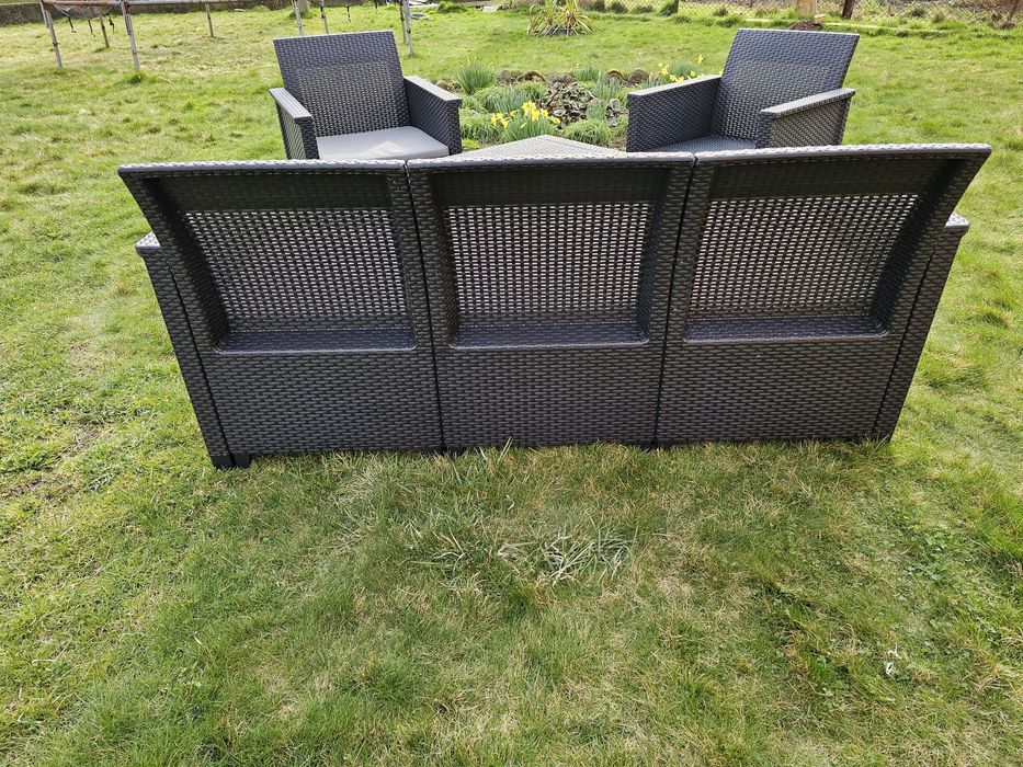 Садові крісла з ротангу