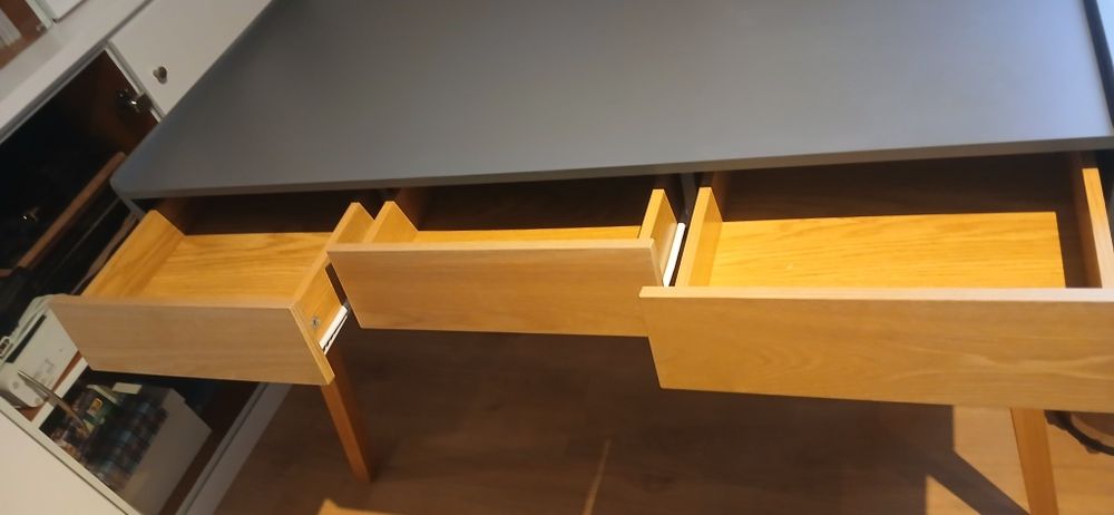 Secretária com gavetas