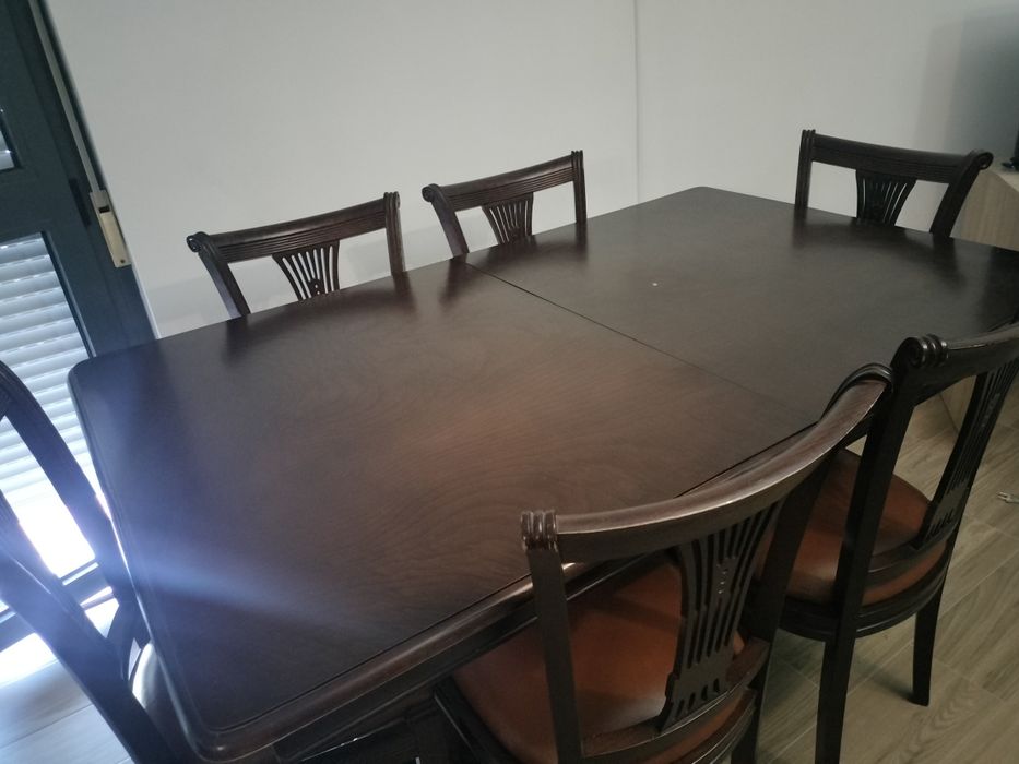 Mesa com 6 cadeiras