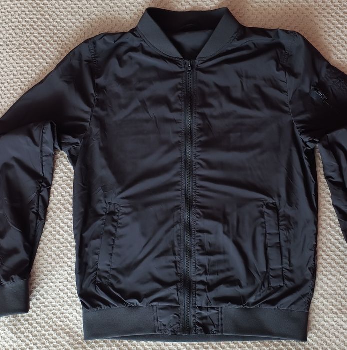 Бомбер чорного кольору