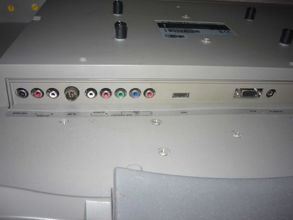 TV Crown 32" restaurada e a funcionar perfeitamente, com comando