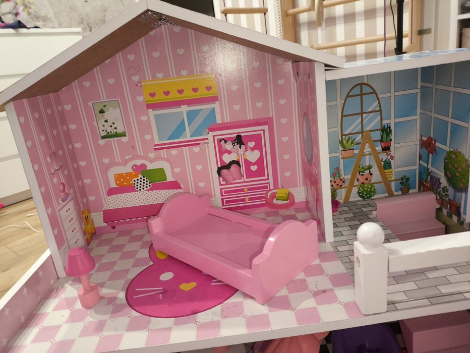 Domek dla lalek drewniany kolorowy wyposażenie