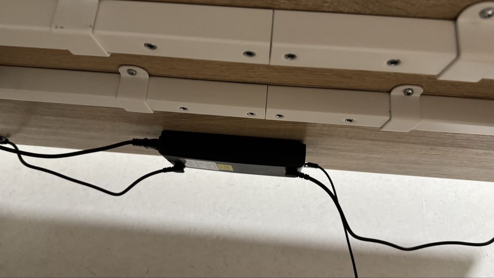 Стіл з регулюванням висоти і посиленими ніжками. Стільниця 120х90