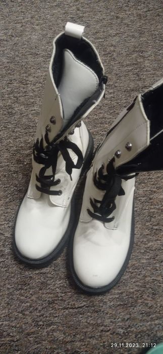 Продам зимові ботинки