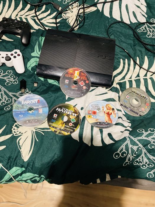 Ps3 slim z 2 padami calym okablowaniem +5 gier