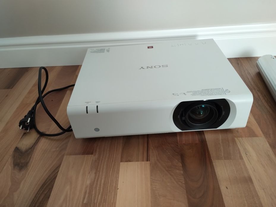 Projektor biznesowy SONY VPL-CW255 plus wieszak, świetny obraz, projektor w idealnym stanie
