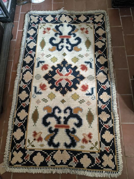 Tapete de Arraiolos Bordado à Mão – 1,20m x 0,70m