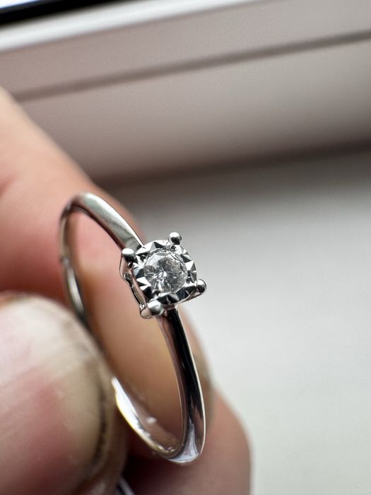 Нежное золотое кольцо с натуральным бриллиантом с белого золота 585