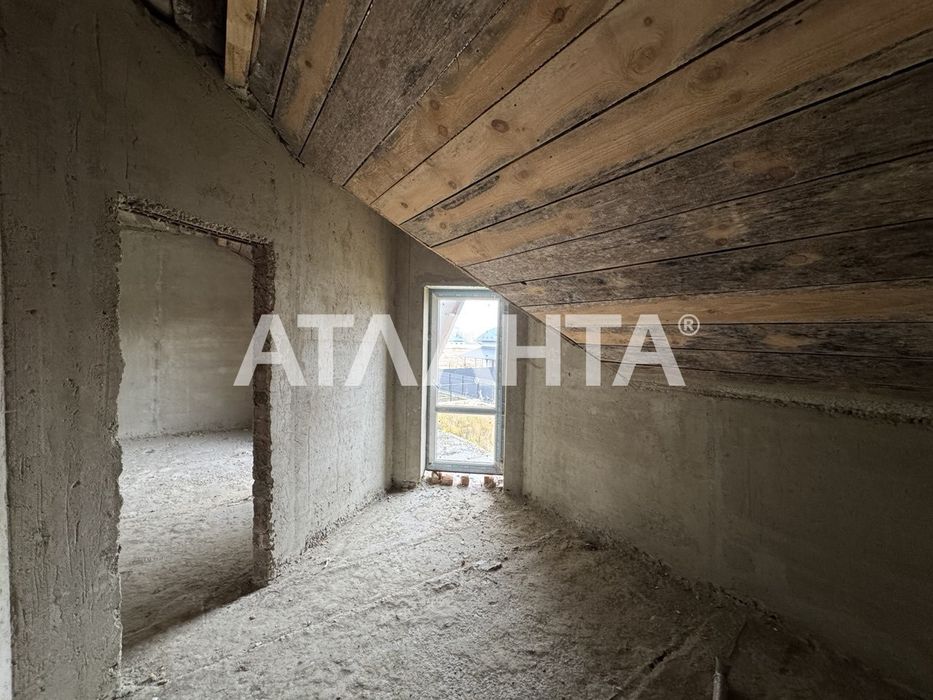 Продається двоповерховий котедж із власною земельною ділянкою!