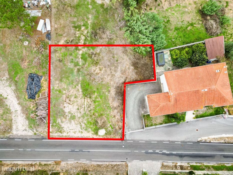 Espaçoso Terreno em Milagres, Leiria - 730m² para Construção — Milagres, Leiria