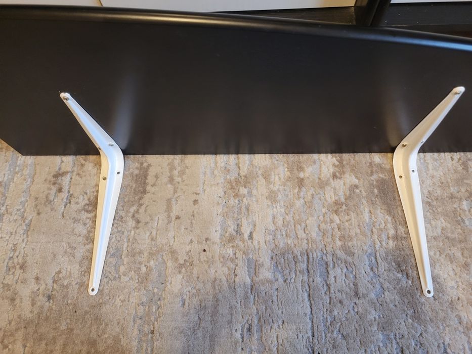 Półka wisząca że wspornikami czarna, łuk