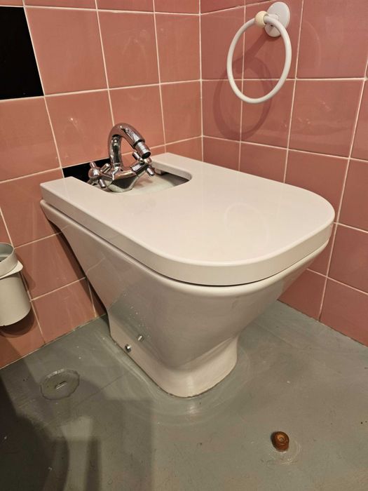 BIDÉ ROCA com tampa e torneira como novo em centro Cascais.