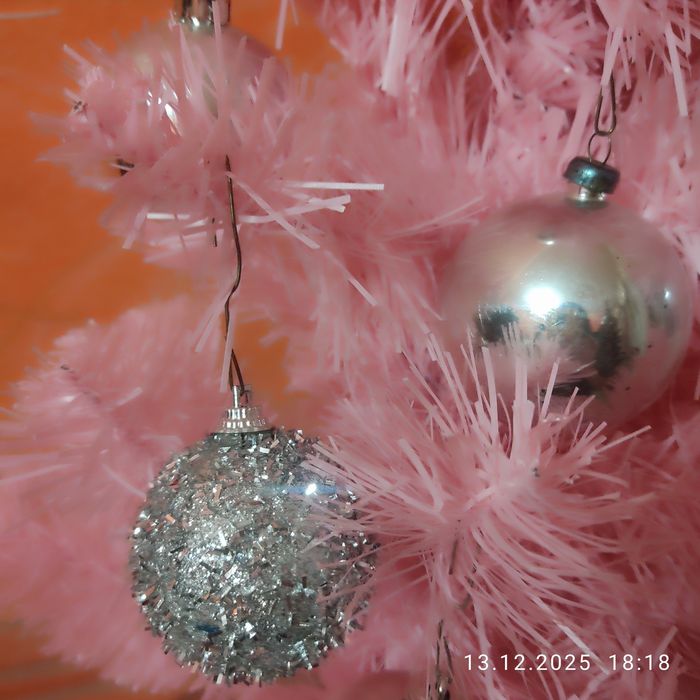 Ялинка рожева новорічна