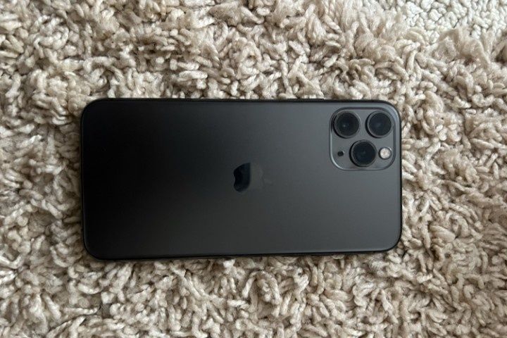 Айфон 11 не включаїця