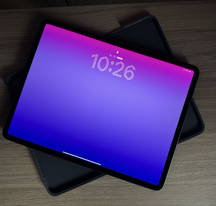 iPad Air 13 cali M2 128 GB + etui i klawiatura Logitech Combo Touch