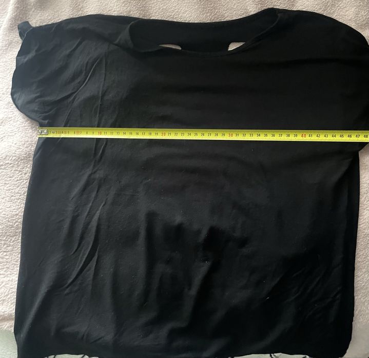 Koszulka z krótkim rękawem z dziurami na plecach