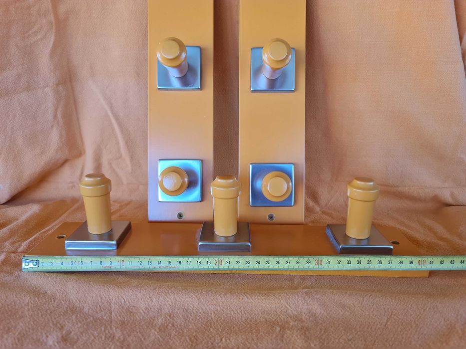 3 cabides em madeira