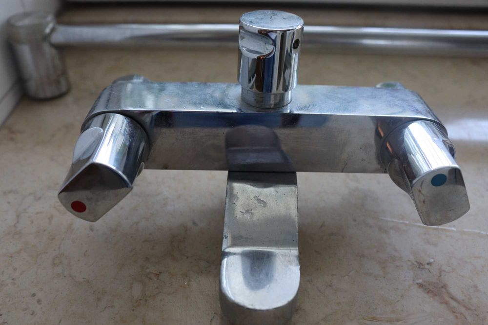 Torneira e suporte de duche (bom material)
