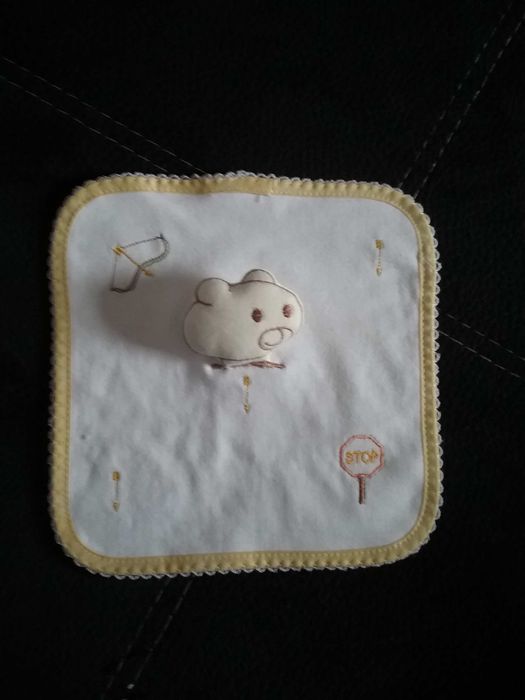 Jogo de banho de bebé: toalha + babete novo nunca usado