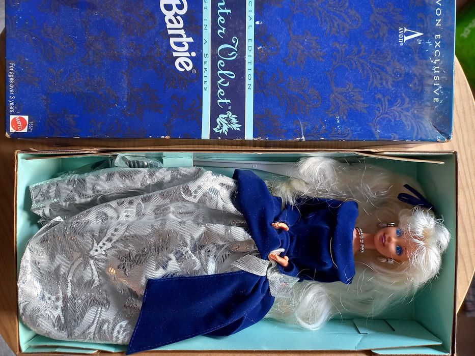 Barbie Winter Velvet Avon 1995
