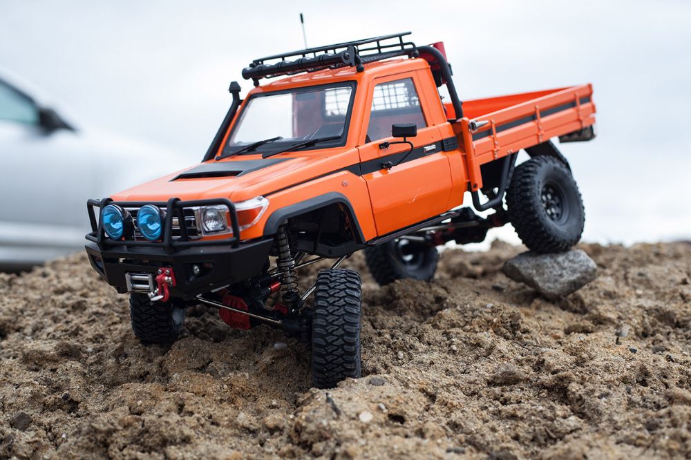 Axial SCX-10 II Toyota LC70 Rescue Car 1/10
