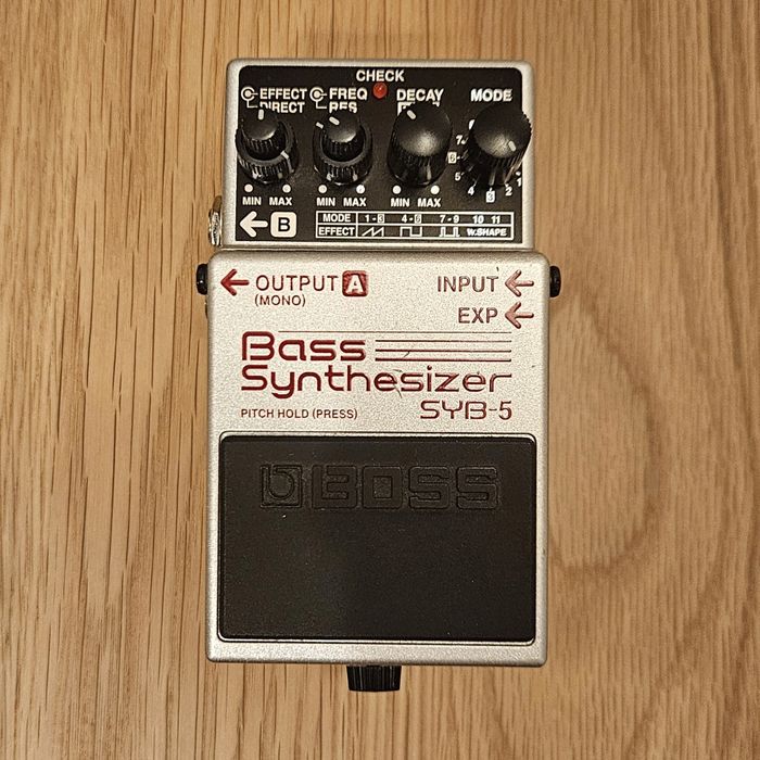 Boss SYB-5  - Syntezator do gitary basowej.