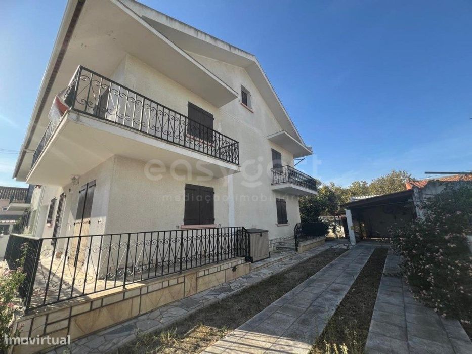 Moradia Geminada T3 na Moita com áreas generosas e garagem
