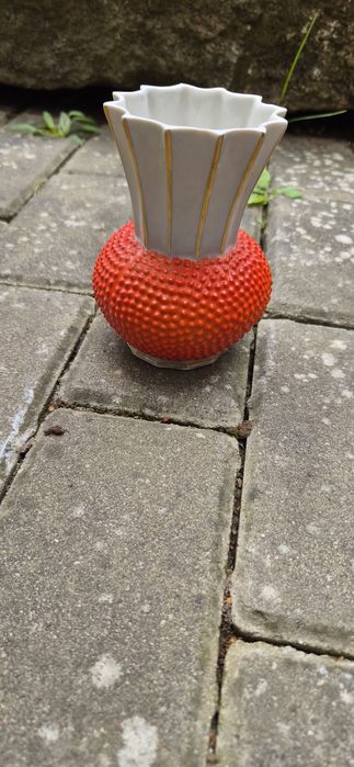 Wazon 

Powstał ok 1960 r w wytwórni porcelany Steatyt w Katowicach.