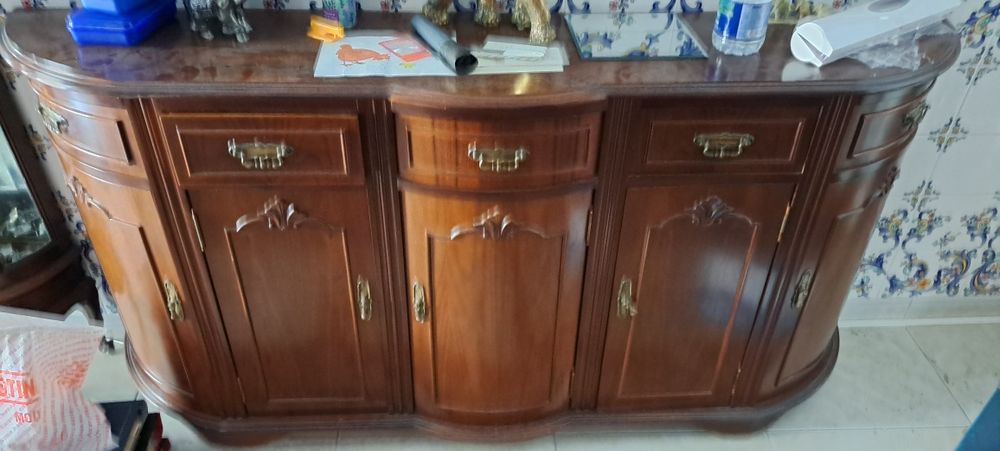 Aparador com 5 portas e 3 gavetas