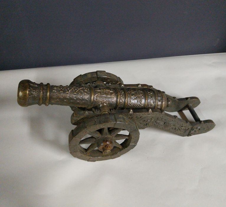 Canhão antigo em latão.