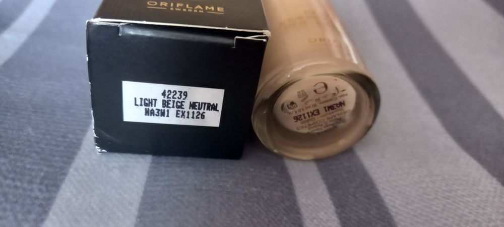 Podkład odmładzajacy na bazie Serum Giordani Gold SPF 12 + UVA