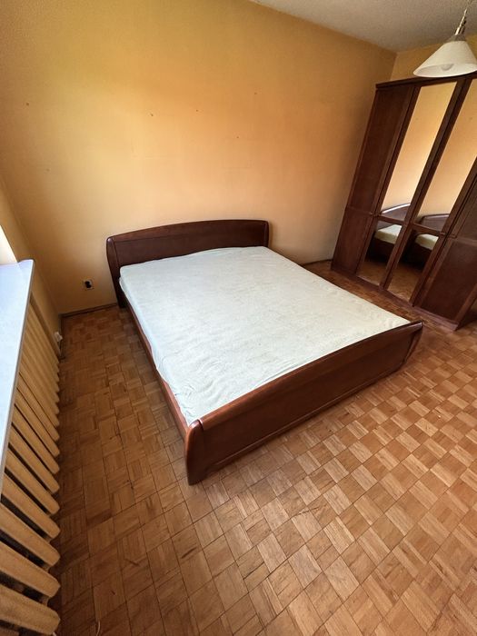 Łóżko duże 220x200 drewniane. Bwrdzo solidne, niemieckie łóżko ze średniotwardym materacem. Łóżko i materac stan bardzo dobry